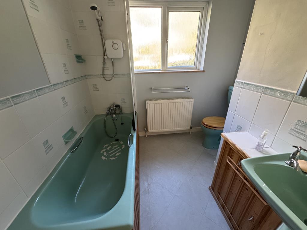 Lot: 118 - DETACHED BUNGALOW FOR IMPROVEMENT - Bathroom